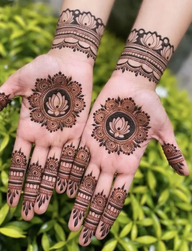Amita, henna artist at The Henna Lounge, hand-painting a bridal henna design
