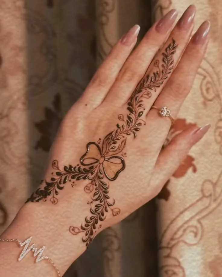 Minimal Henna — real henna design photo 5
