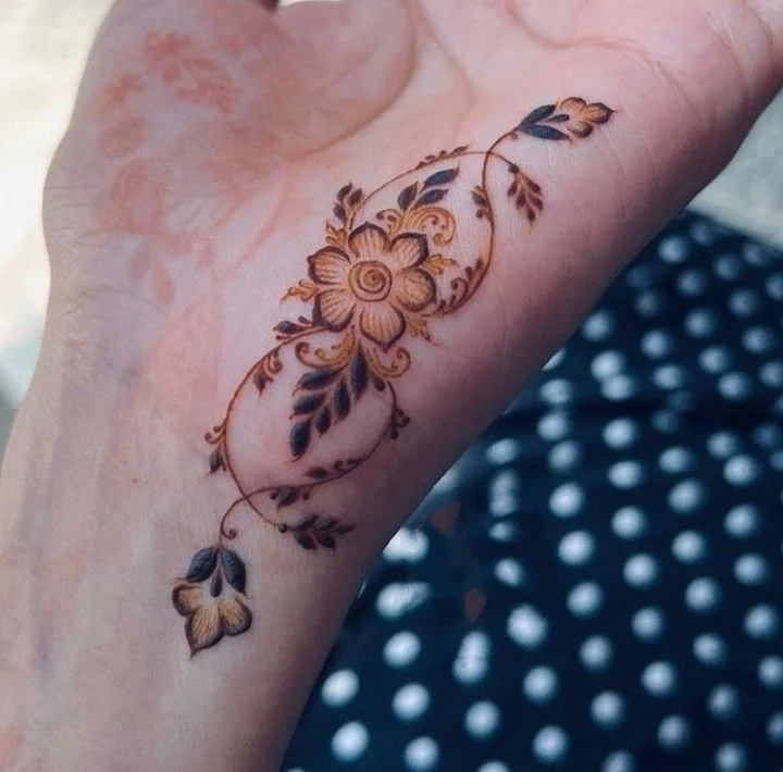 Minimal Henna — real henna design photo 8